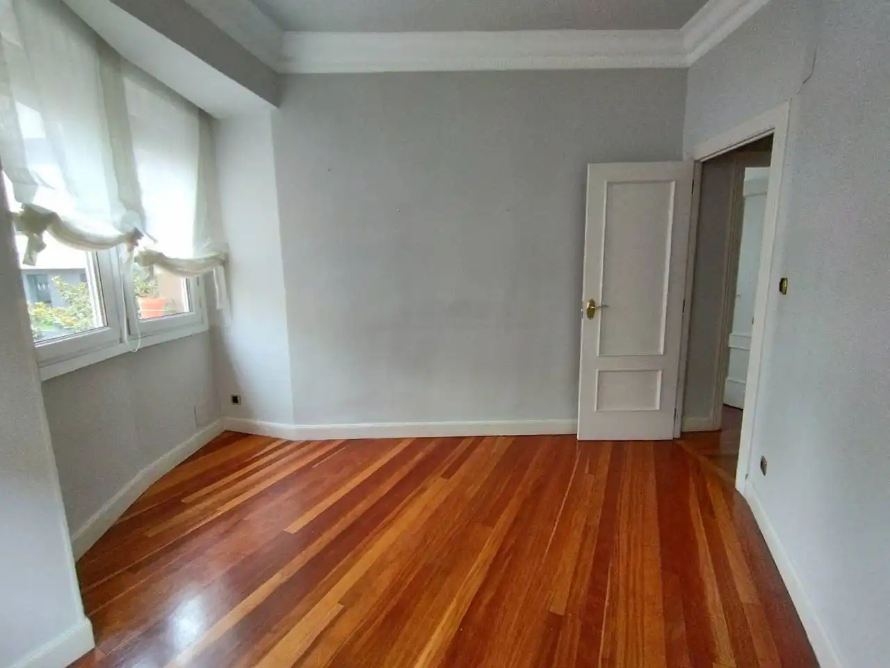 Schlafzimmer von Wohnung zur Miete in Bilbao  mit Heizung, Parkett und Möbliert