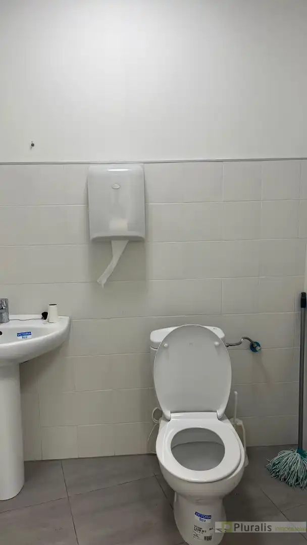 Bany de Local de lloguer en Illescas amb Aire condicionat