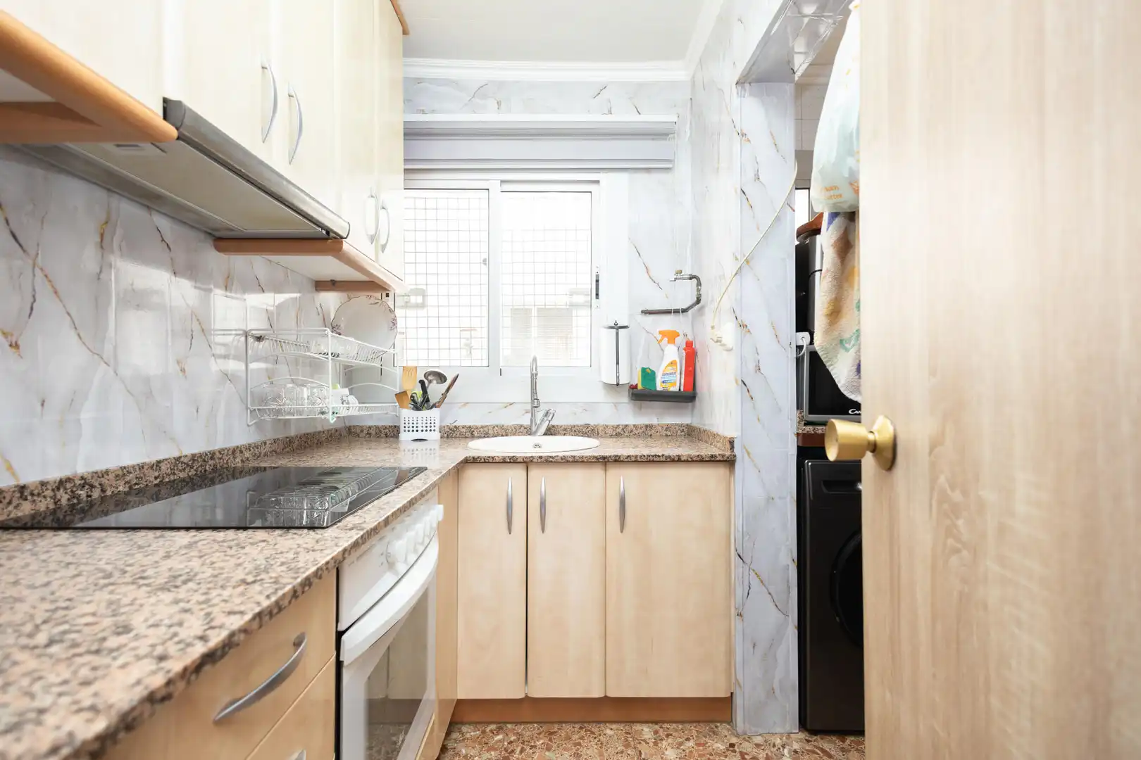 Küche von Wohnung zum Verkauf in Sant Boi de Llobregat mit Klimaanlage, Ofen und Balkon