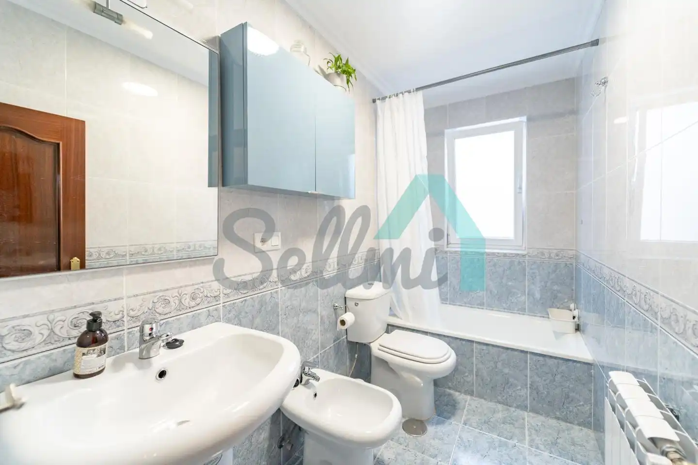 Bathroom of Flat for rent in Oviedo   with Heating, Furnished and Internet