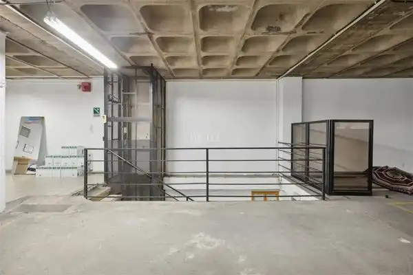Nave industrial en venta en L'Hospitalet de Llobregat con Calefacción y Alarma