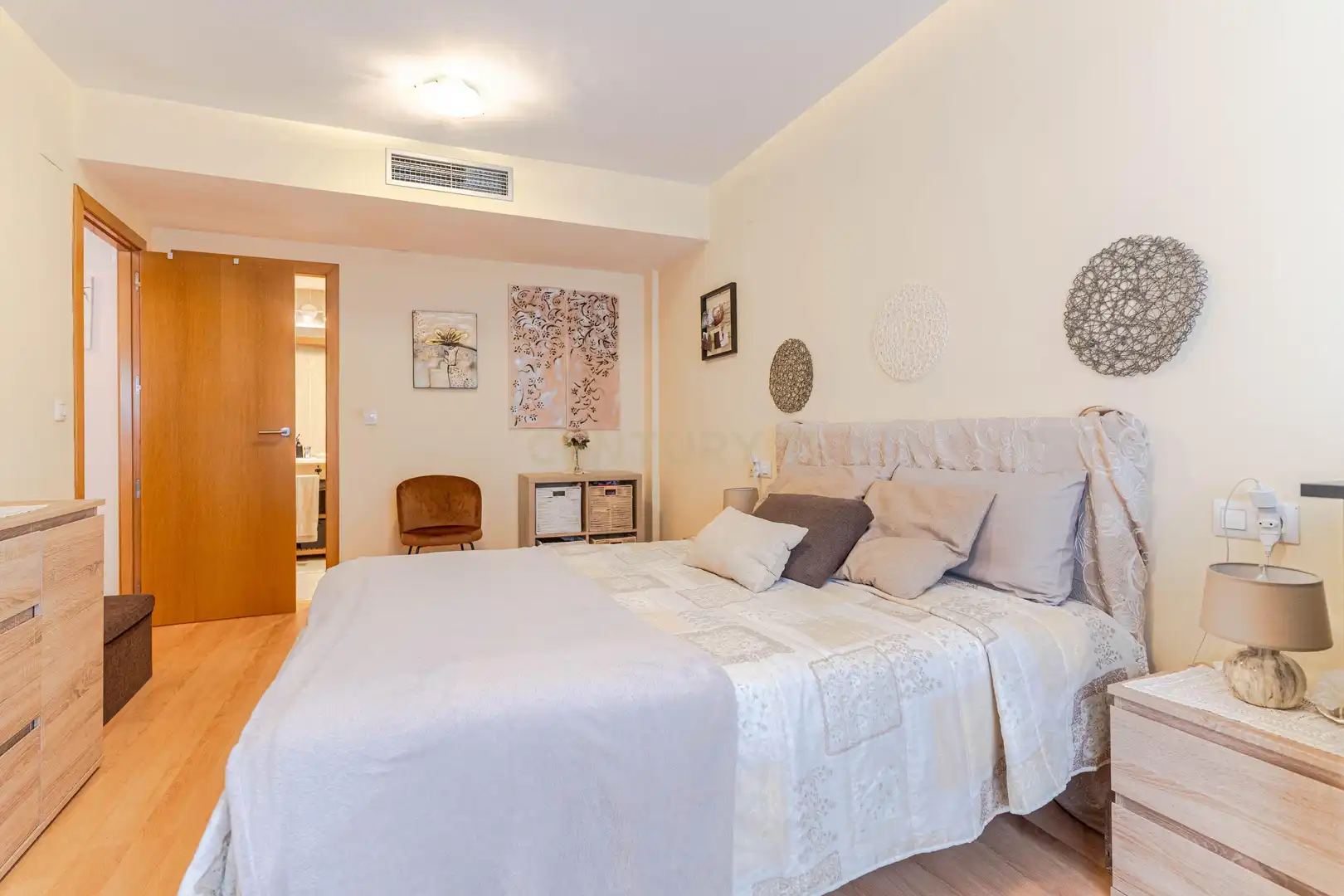 Habitación de Apartamento en venta en Huétor Vega con Aire acondicionado, Jardín privado y Piscina comunitaria