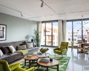 Sala d'estar de Apartament de lloguer en  Barcelona Capital amb Aire condicionat, Terrassa i Piscina