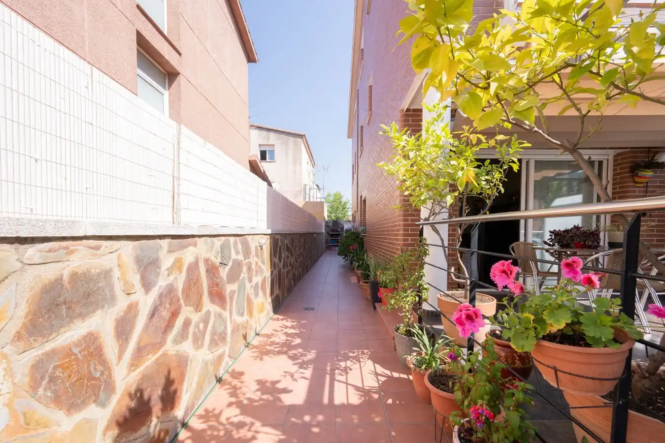 Vista exterior de Casa adosada en venda en Montcada i Reixac amb Calefacció, Jardí privat i Terrassa
