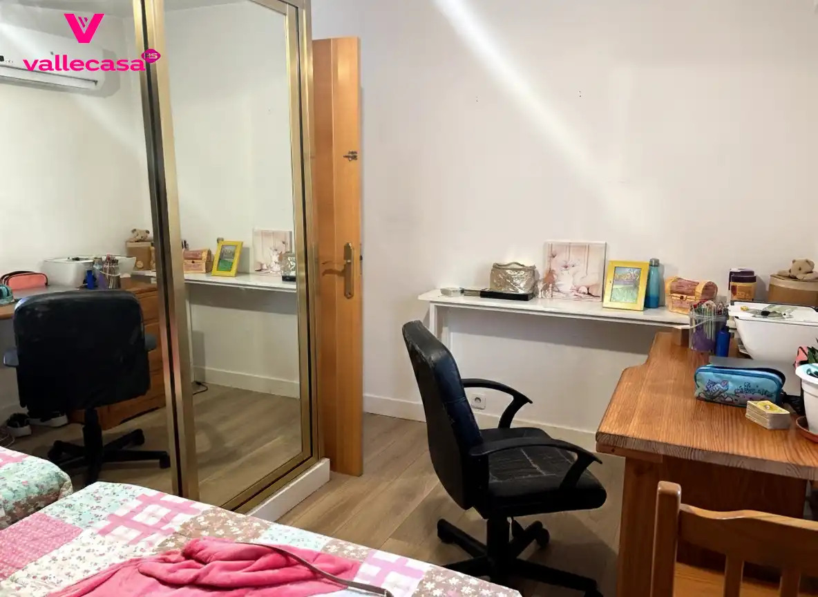 Habitación de Casa adosada en venta en Madrid con Aire acondicionado, Parquet y Terraza