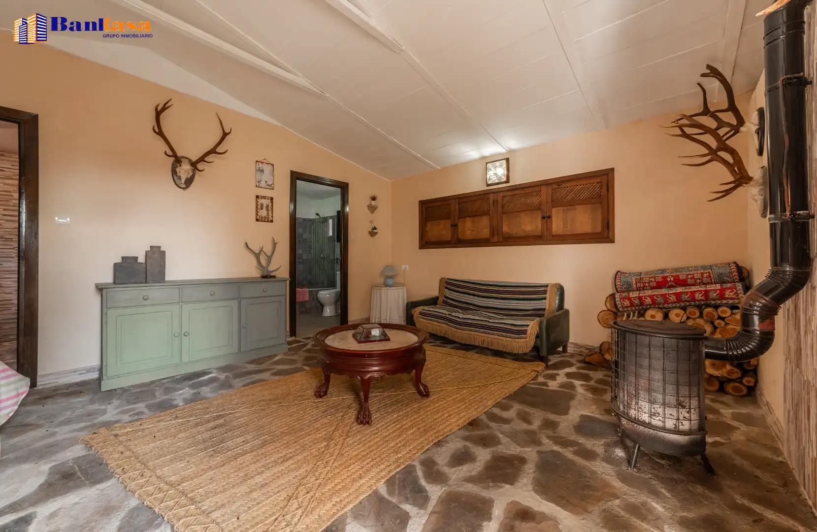 Sala d'estar de Casa o xalet en venda en Cortes de la Frontera amb Calefacció, Jardí privat i Moblat