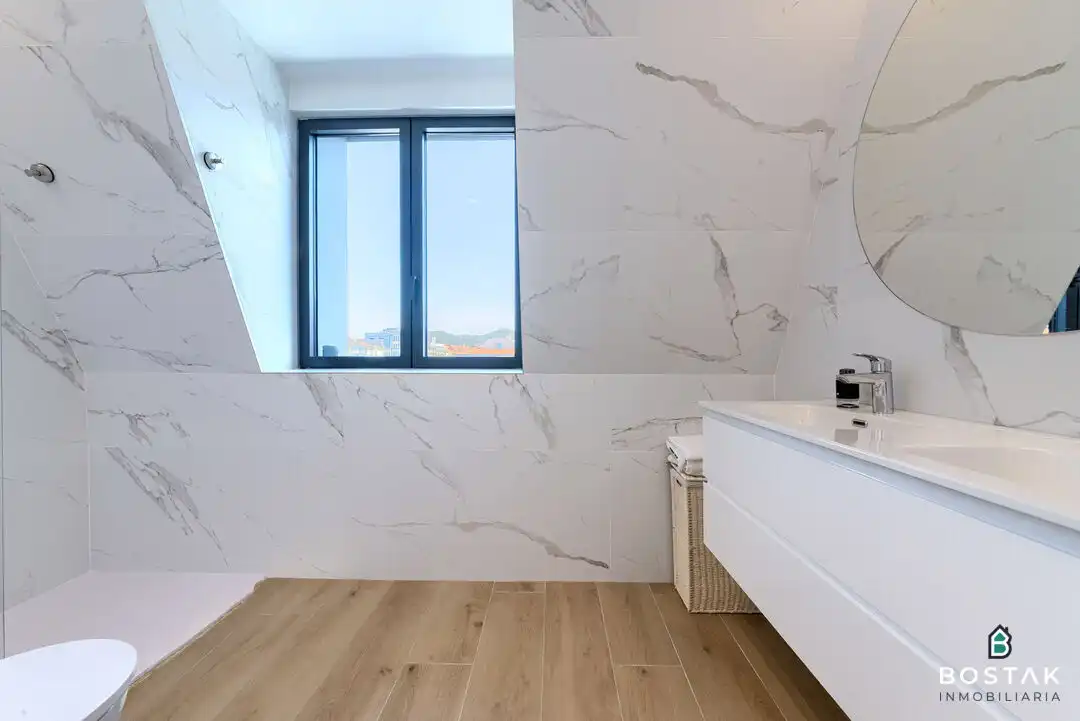 Baño de Ático de alquiler en Bilbao  con Calefacción, Terraza y Balcón