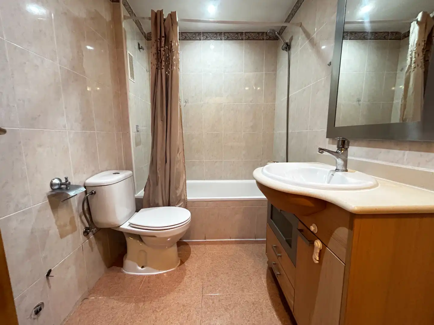 Bathroom of Flat for sale in Valls  with Air Conditioner, Heating and Oven