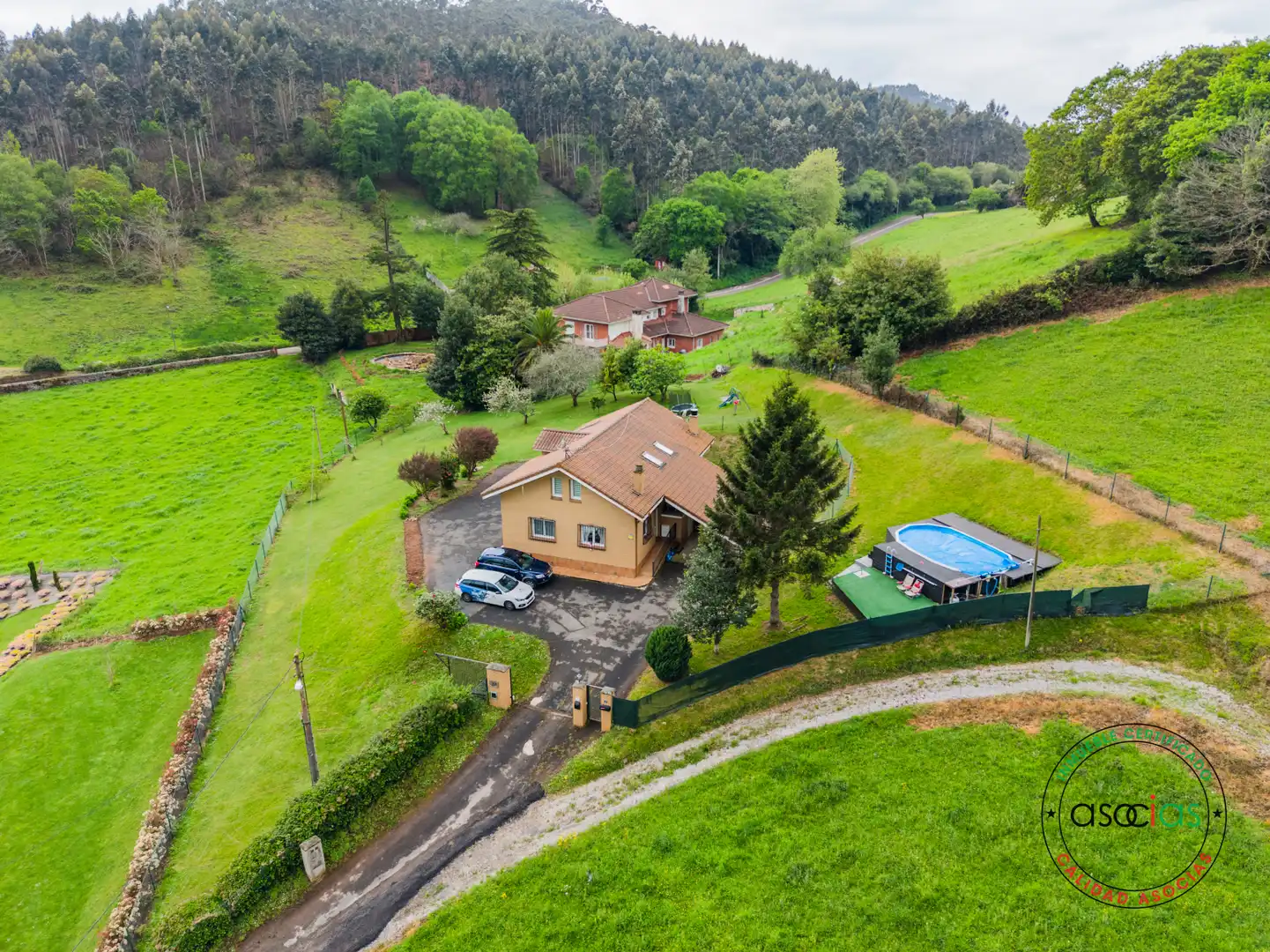 Vista exterior de Casa o xalet en venda en Soto del Barco amb Calefacció, Jardí privat i Terrassa