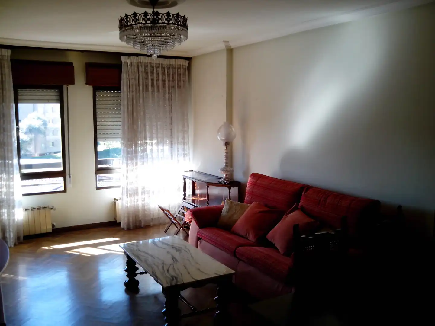 Sala d'estar de Pis en venda en Oviedo  amb Calefacció, Parquet i Traster