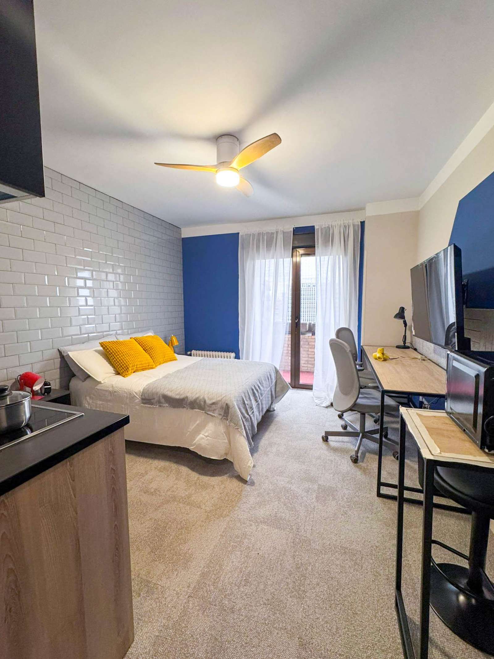 Dormitori de Estudi per a compartir en  Madrid Capital amb Aire condicionat, Terrassa i Moblat