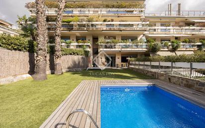 Exterior view of Flat for sale in  Barcelona Capital  with Air Conditioner, Terrace and Swimming Pool