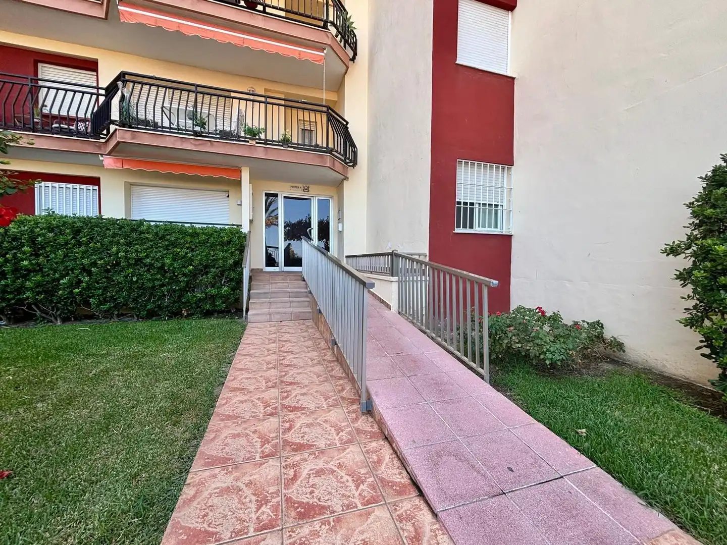 Vista exterior de Apartament en venda en Gandia amb Aire condicionat, Jardí privat i Terrassa