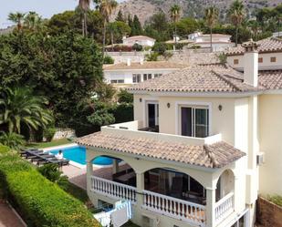 Vista exterior de Casa o xalet en venda en Benalmádena amb Aire condicionat, Jardí privat i Terrassa