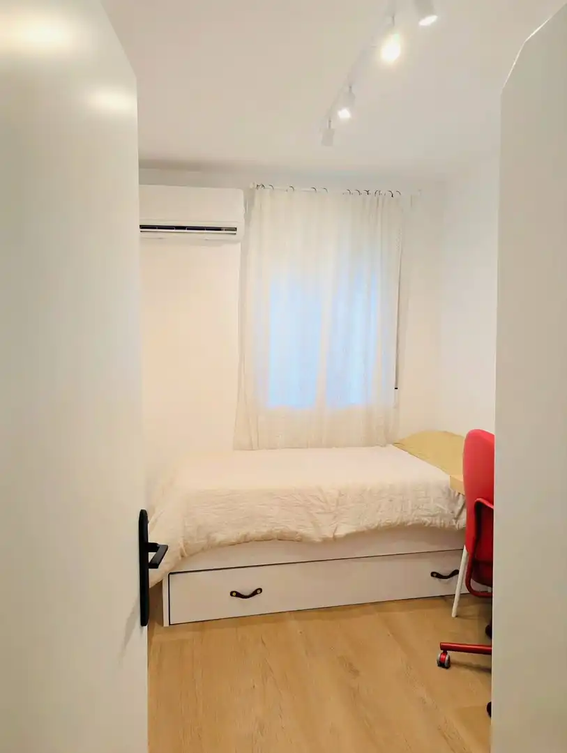 Dormitori de Apartament de lloguer en Madrid amb Calefacció, Parquet i Terrassa
