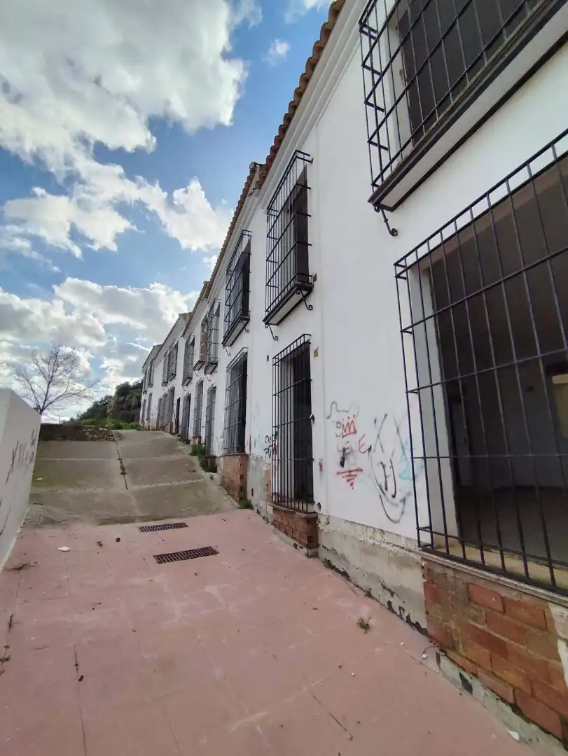 Vista exterior de Edificio en venta en Almodóvar del Río con Piscina comunitaria