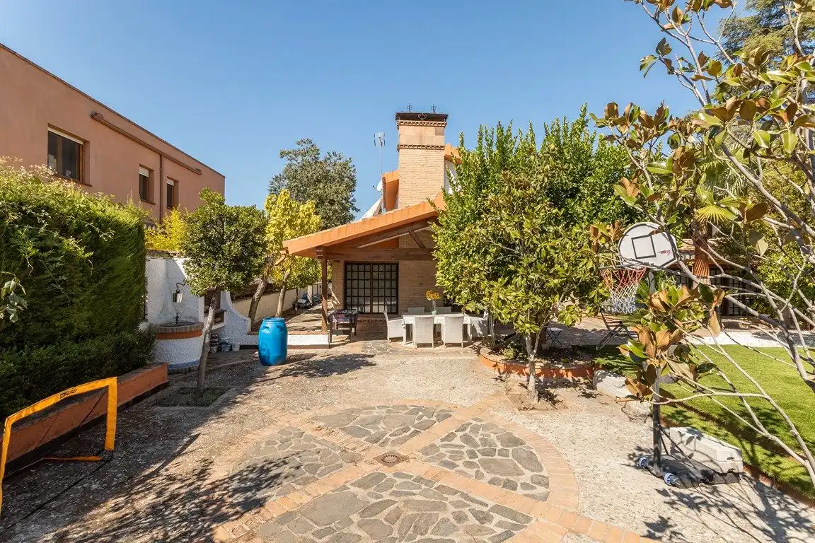 Jardí de Casa o xalet en venda en Peligros amb Aire condicionat, Calefacció i Jardí privat