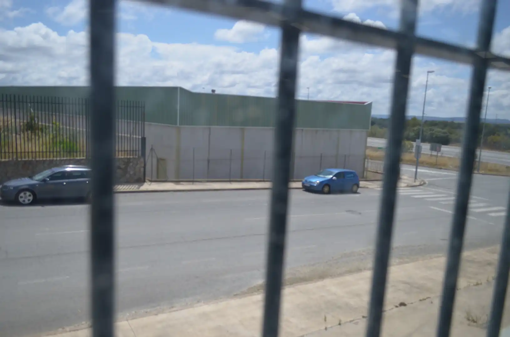 Parkplatz von Fabrikhallen zum Verkauf in Malpartida de Plasencia