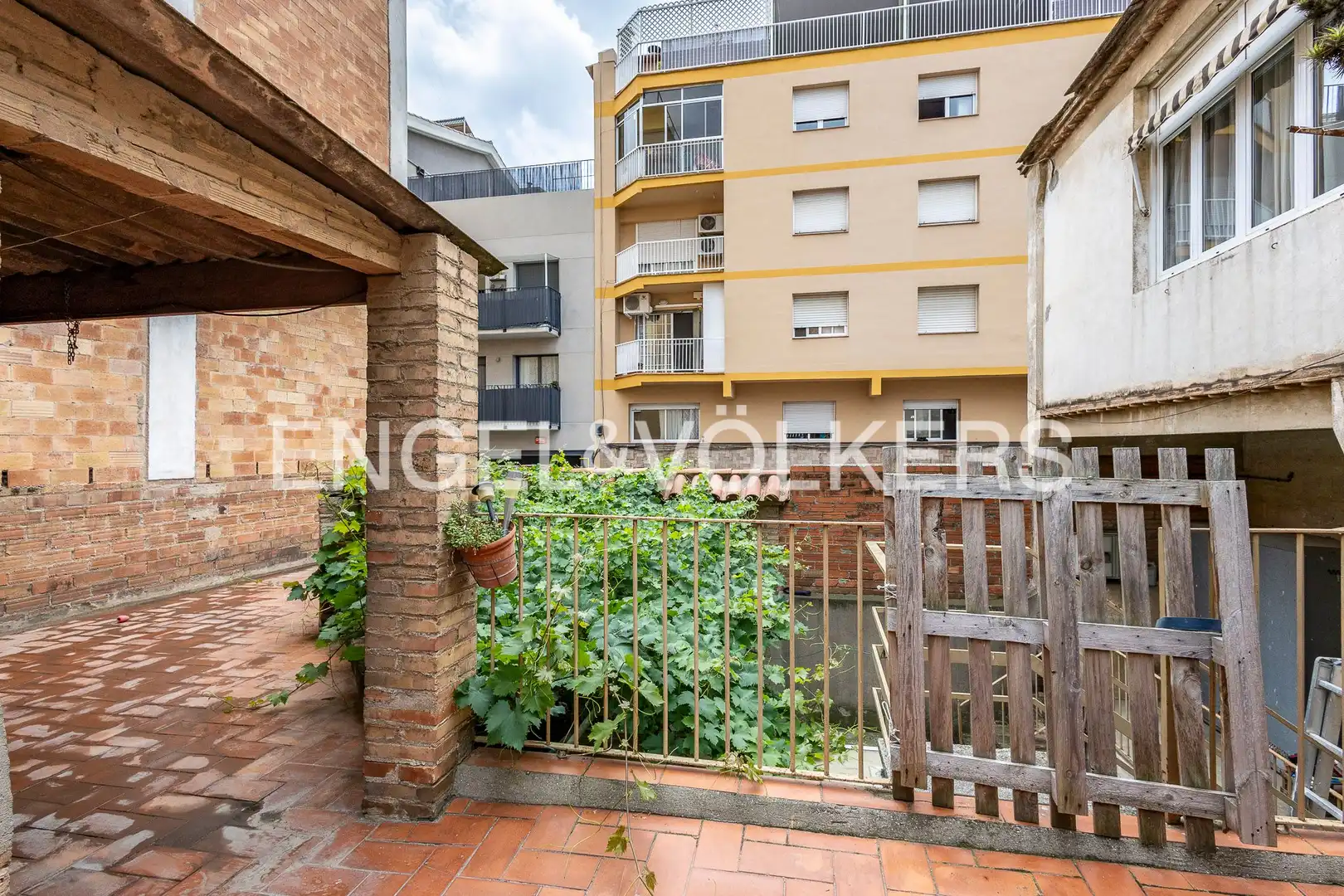 Vista exterior de Casa o chalet en venta en Sant Feliu de Llobregat con Calefacción, Jardín privado y Terraza