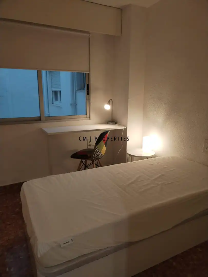 Schlafzimmer von Wohnung zur untervermieten in Valencia mit Klimaanlage, Heizung und Möbliert