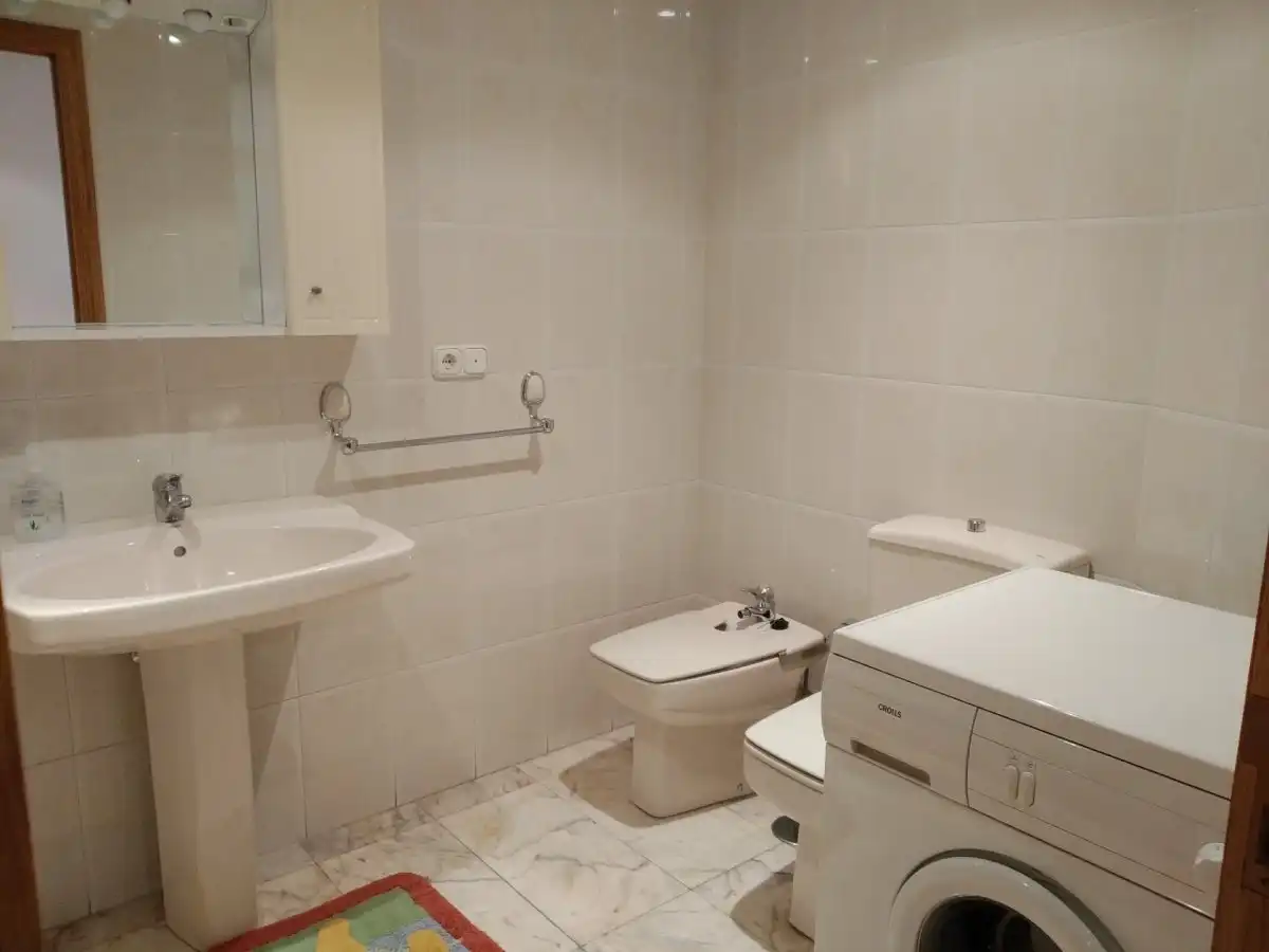Badezimmer von Wohnungen zur Miete in Ponferrada mit Heizung, Möbliert und Balkon