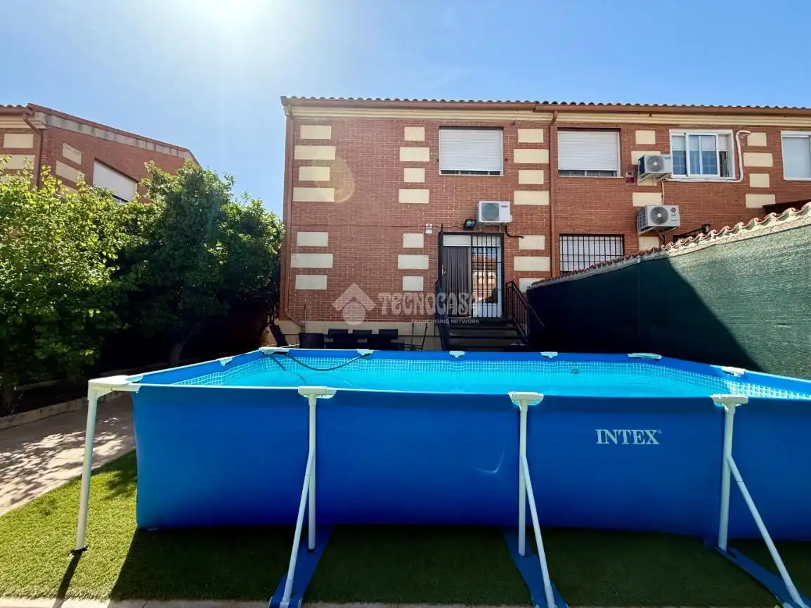 Piscina de Casa adosada en venta en Alovera con Aire acondicionado