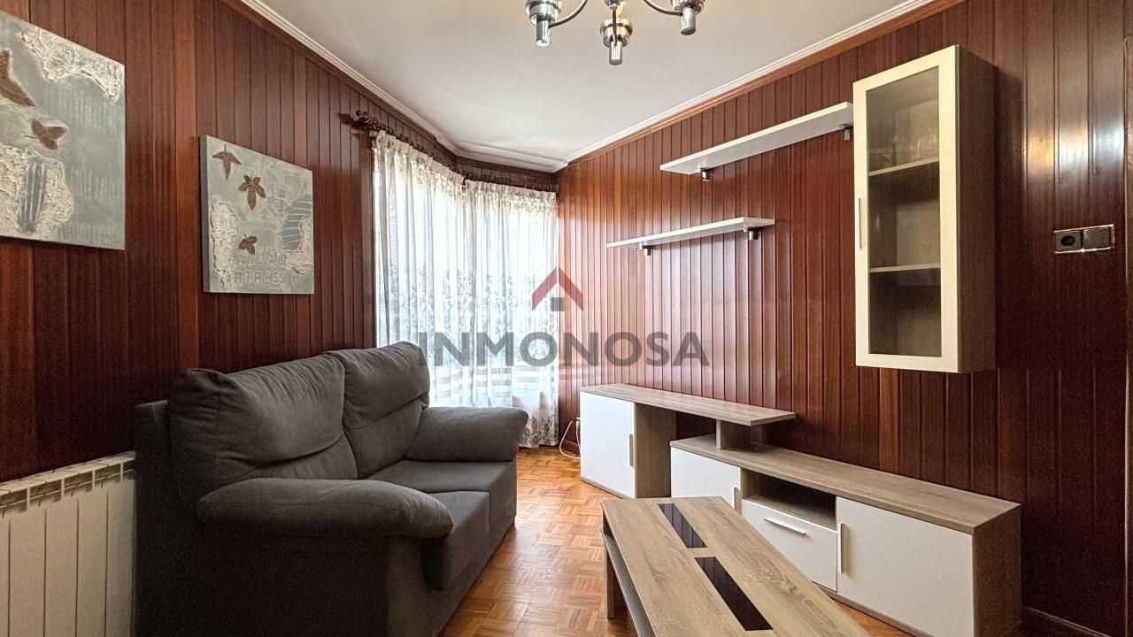 Sala d'estar de Pis de lloguer en Ferrol amb Calefacció, Parquet i Moblat