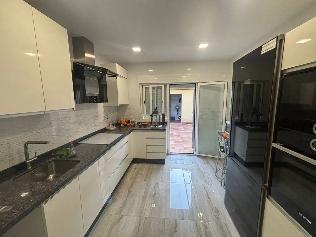 Cocina de Casa adosada en venta en Dos Hermanas con Aire acondicionado, Calefacción y Jardín privado