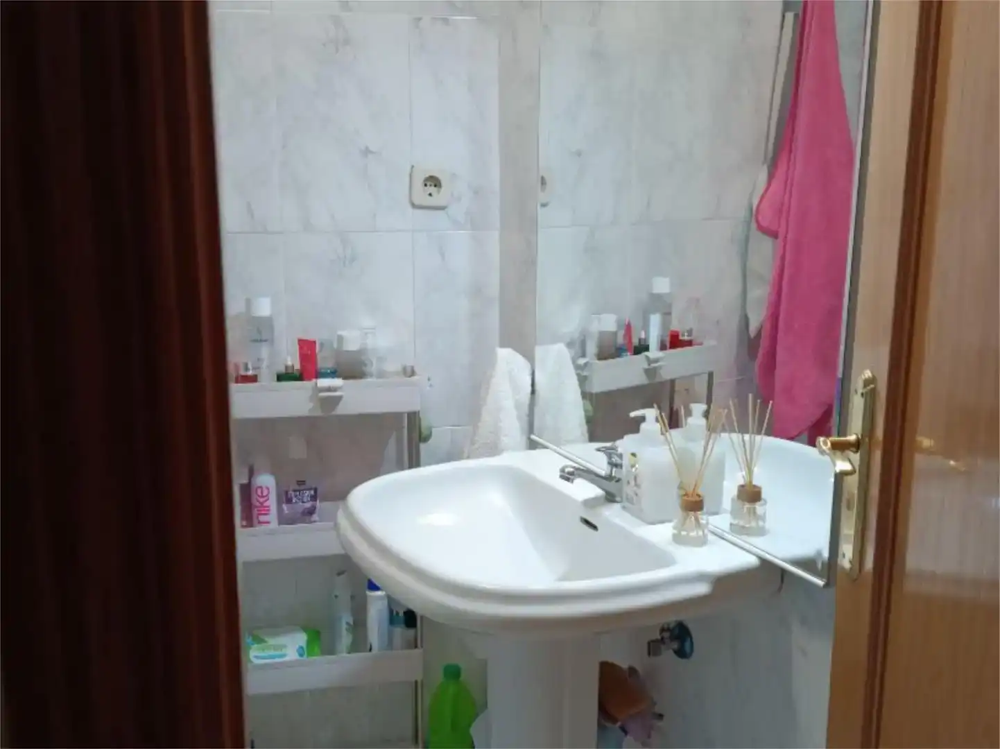 Bathroom of Flat for share in Brunete  with Air Conditioner, Private garden and Parquet flooring
