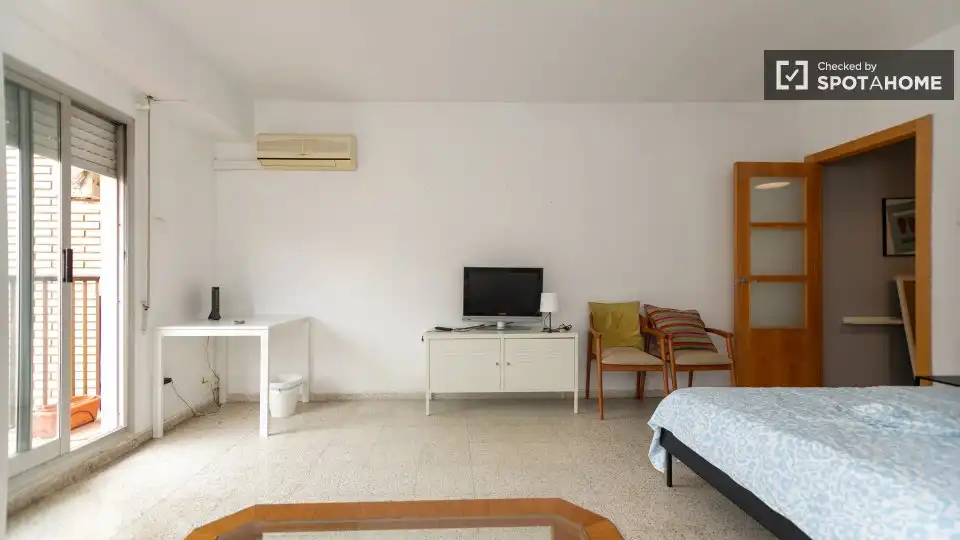 Habitación de Piso de alquiler en Valencia con Aire acondicionado, Calefacción y Amueblado