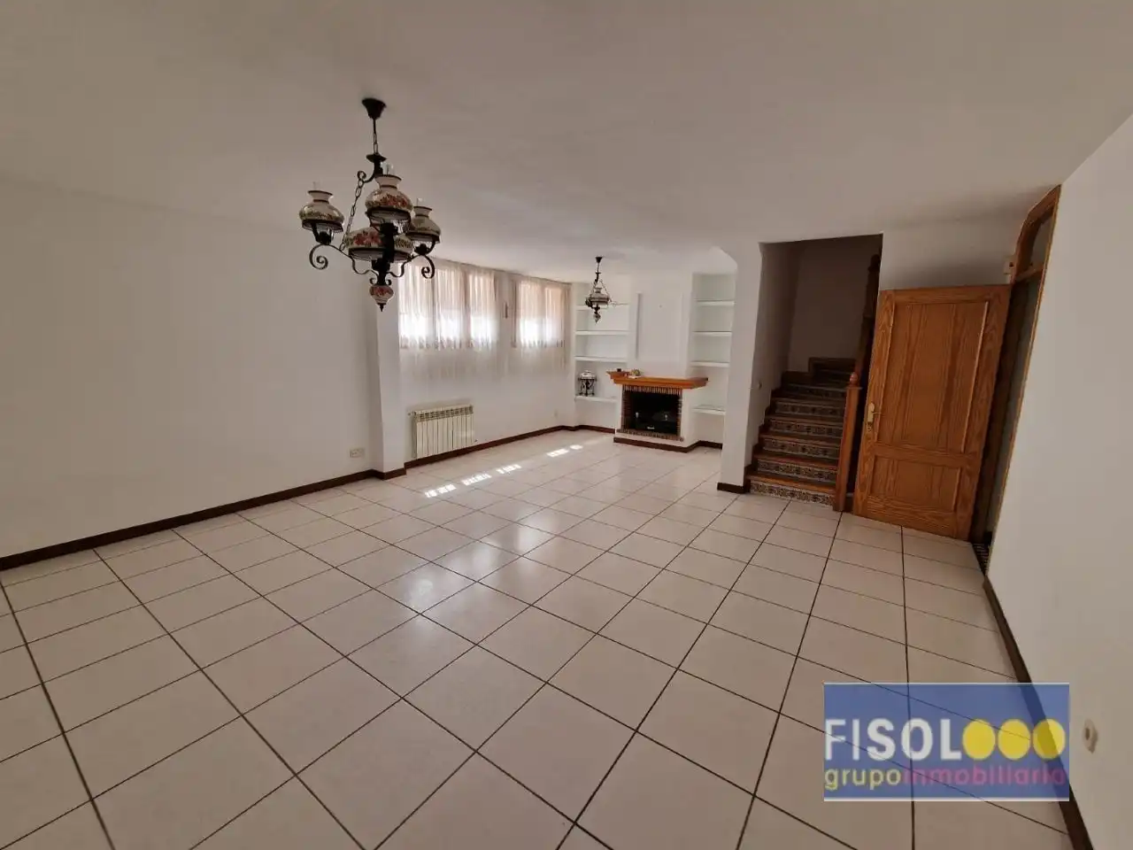Wohnzimmer von Einfamilien-Reihenhaus zum Verkauf in Pozuelo de Alarcón mit Klimaanlage, Heizung und Privatgarten
