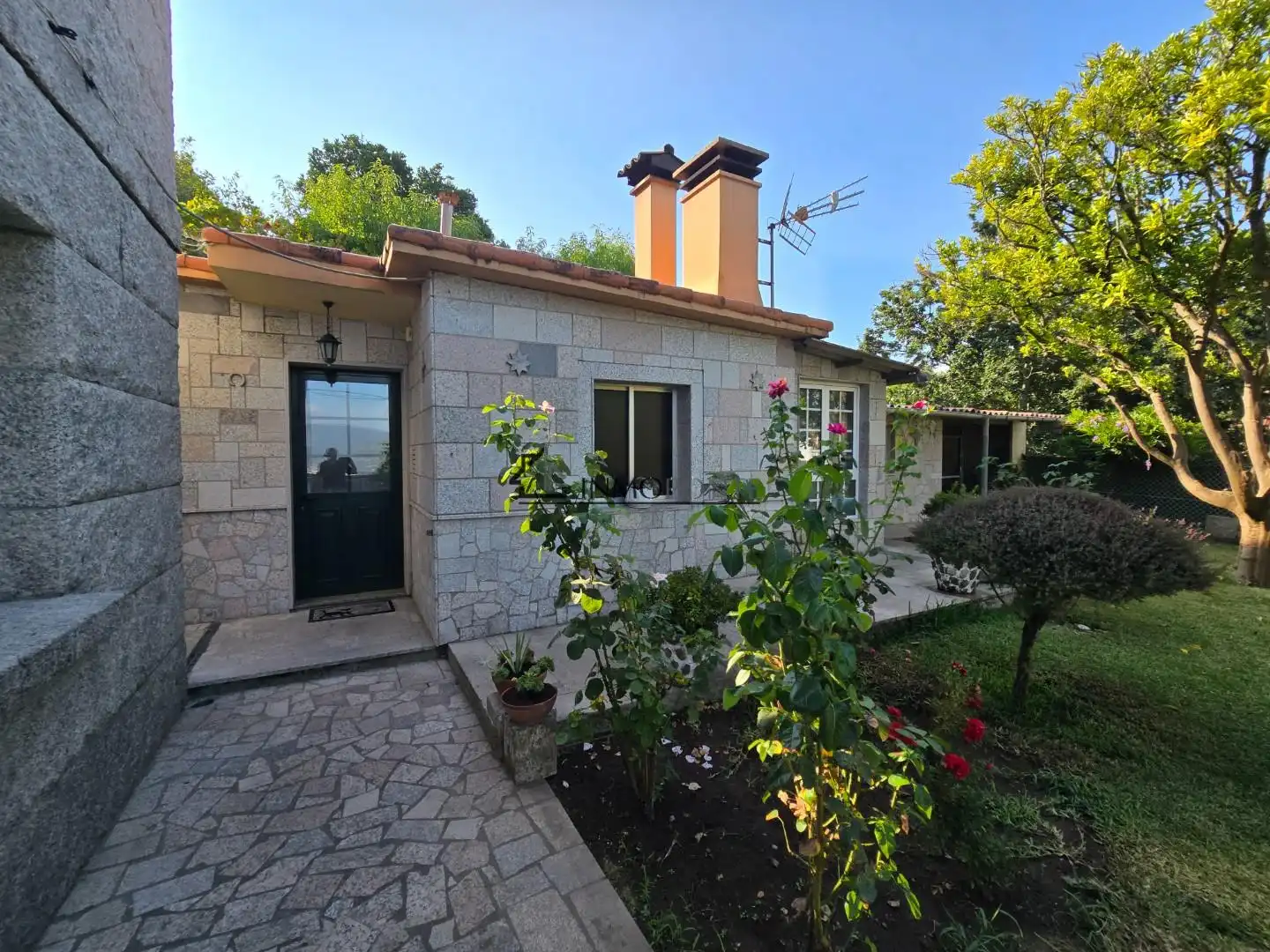 Vista exterior de Casa o xalet en venda en Pontevedra Capital  amb Calefacció, Jardí privat i Terrassa