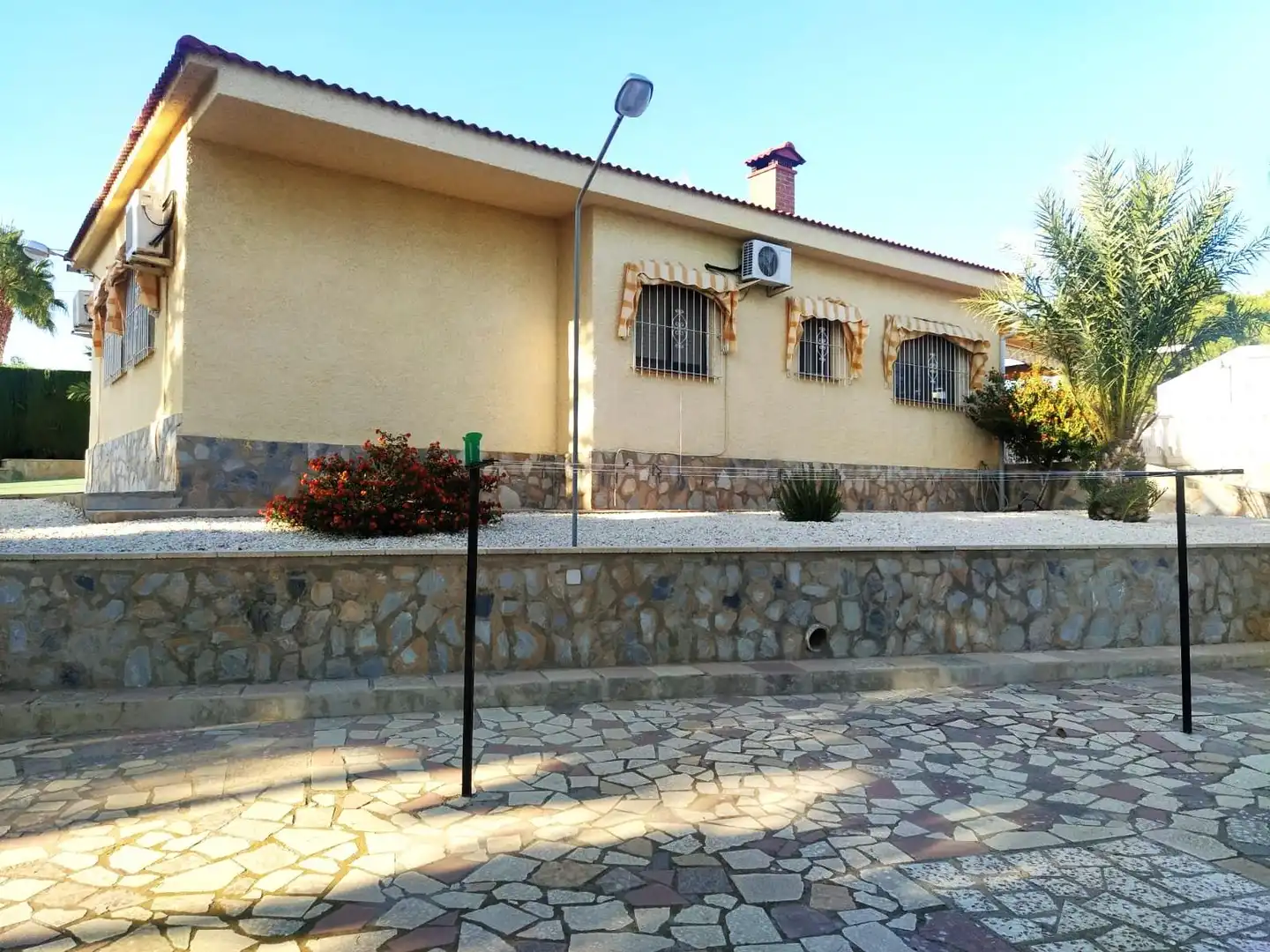 Vista exterior de Casa o chalet en venta en Alicante / Alacant con Aire acondicionado, Terraza y Piscina