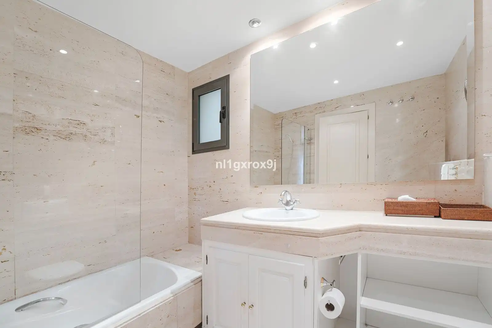 Baño de Apartamento en venta en Marbella con Terraza, Amueblado y Piscina comunitaria