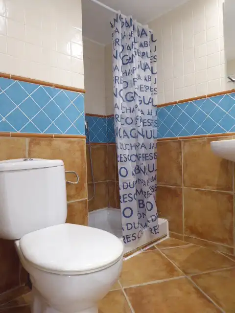 Baño de Estudio de alquiler en Málaga con Aire acondicionado, Amueblado y Lavadora