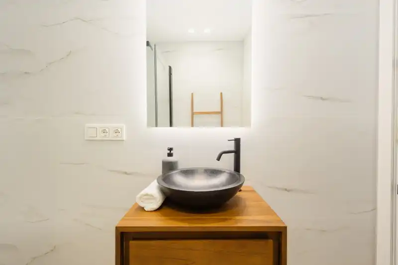 Badezimmer von Wohnungen zur Miete in Marbella mit Klimaanlage, Möbliert und Fernseher