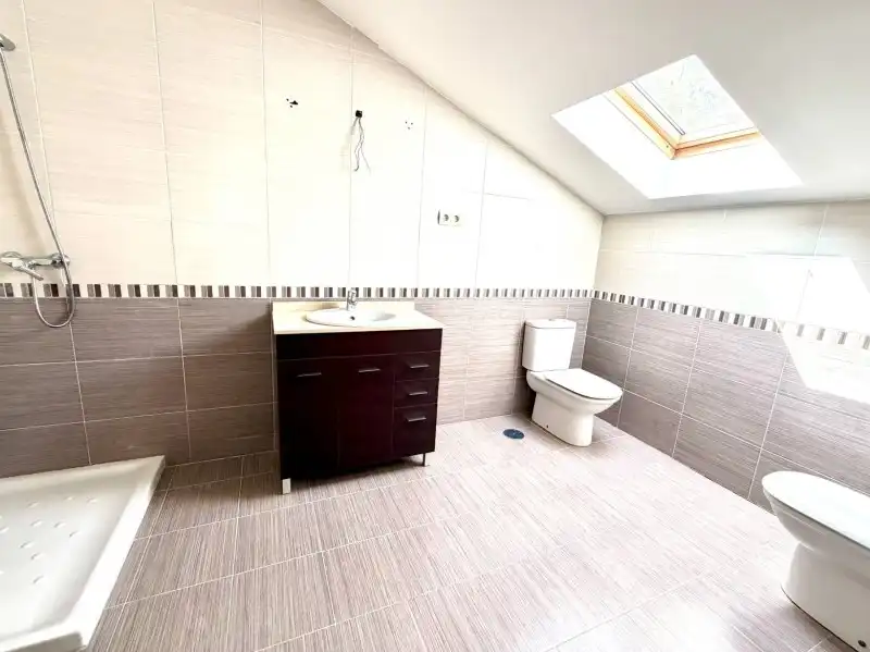 Baño de Ático en venta en Villacastín con Calefacción, Jardín privado y Terraza