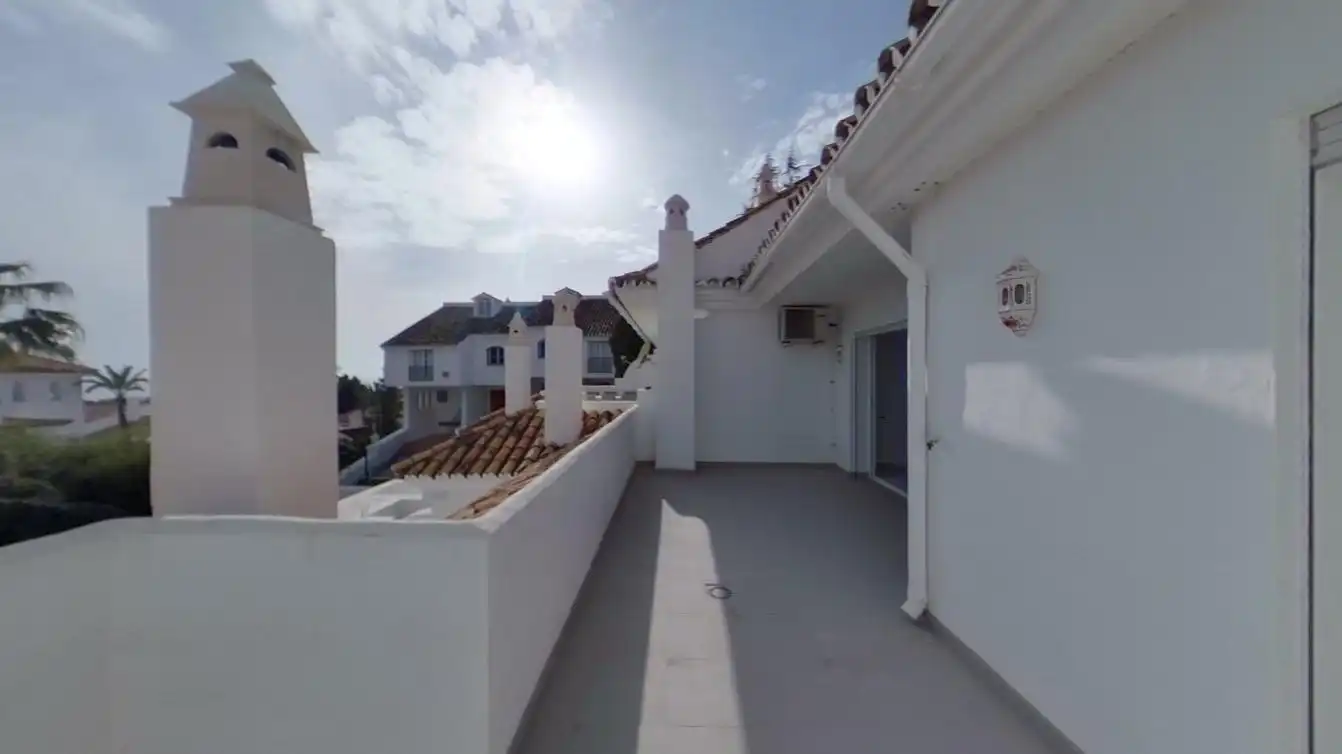 Vista exterior de Casa adosada en venda en Estepona amb Aire condicionat i Piscina