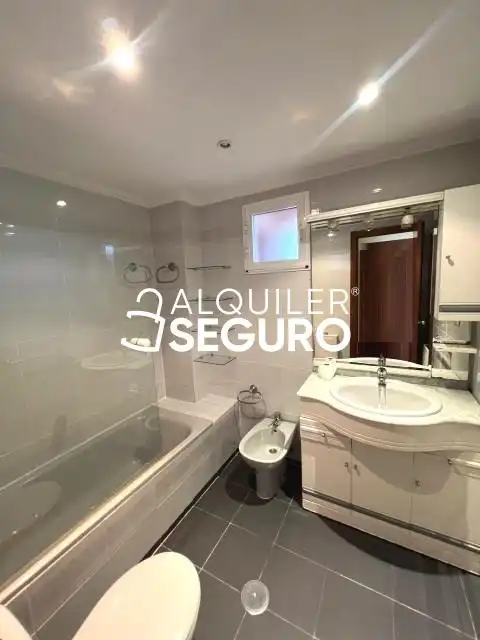 Bathroom of Flat for rent in Madrid  with Heating, Terrace and Furnished