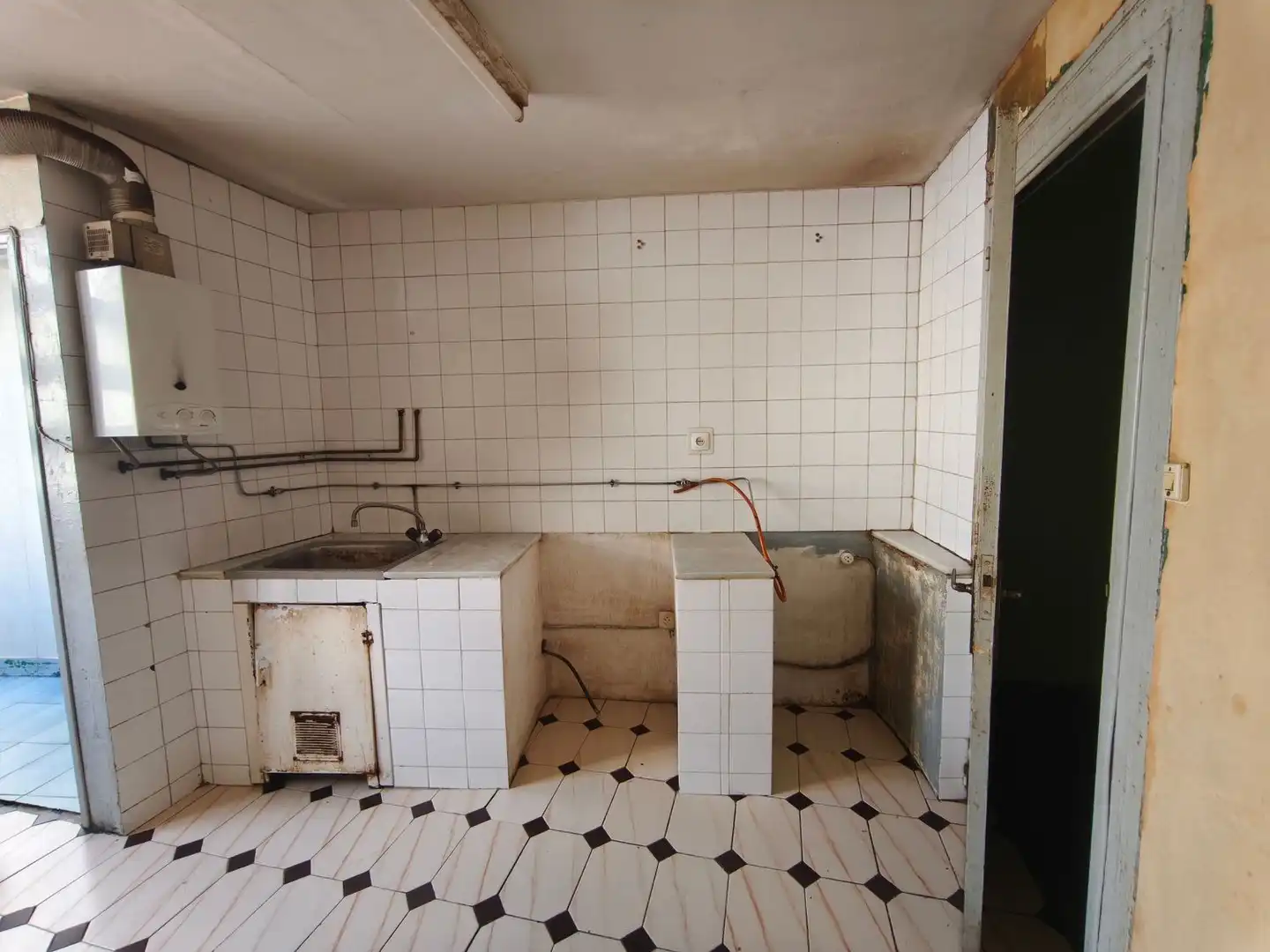 Kitchen of Flat for sale in Oviedo   with Swimming Pool