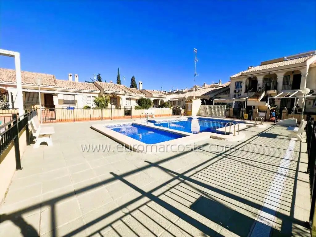 Casa pareada con piscina en venta en Carrer el Moll