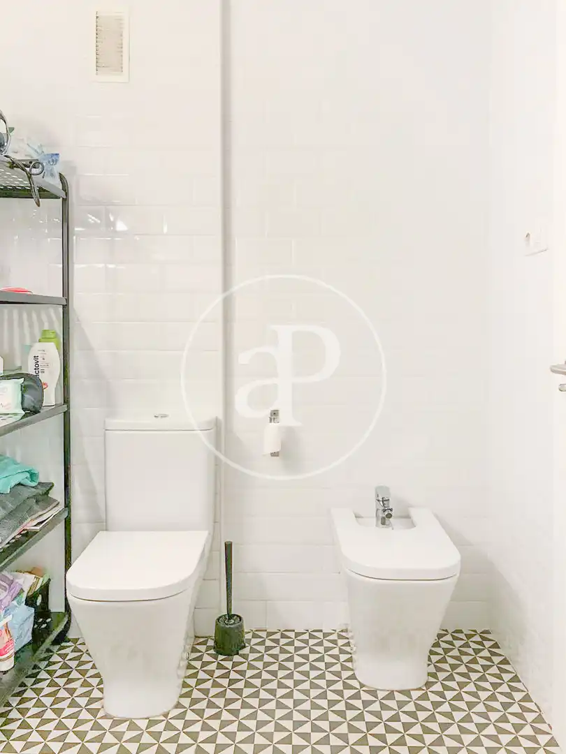 Badezimmer von Wohnung zur Miete in Valencia mit Klimaanlage, Heizung und Möbliert