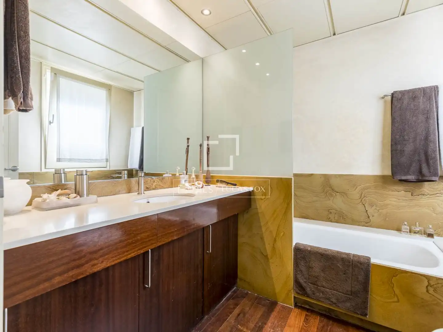 Badezimmer von Wohnung zum Verkauf in Barcelona mit Klimaanlage, Heizung und Terrasse