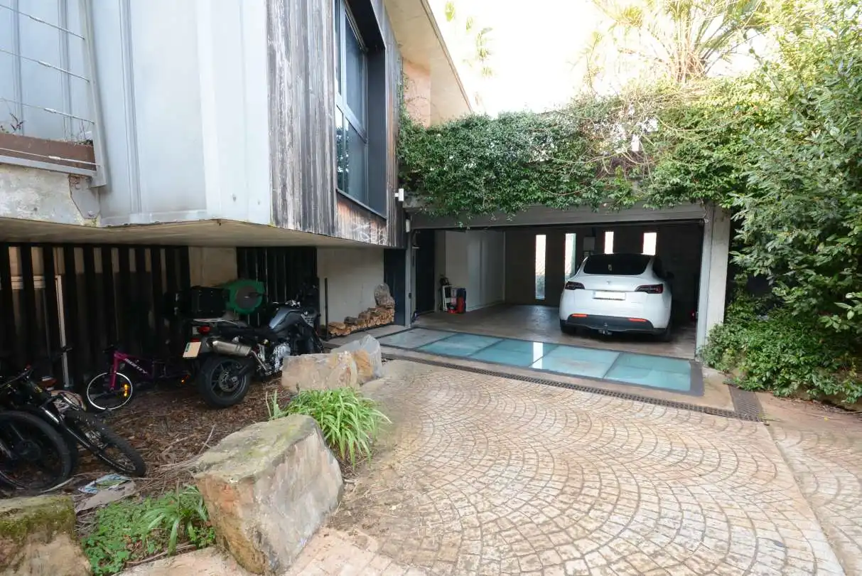 Aparcament de Casa o xalet en venda en Donostia - San Sebastián  amb Aire condicionat, Calefacció i Jardí privat