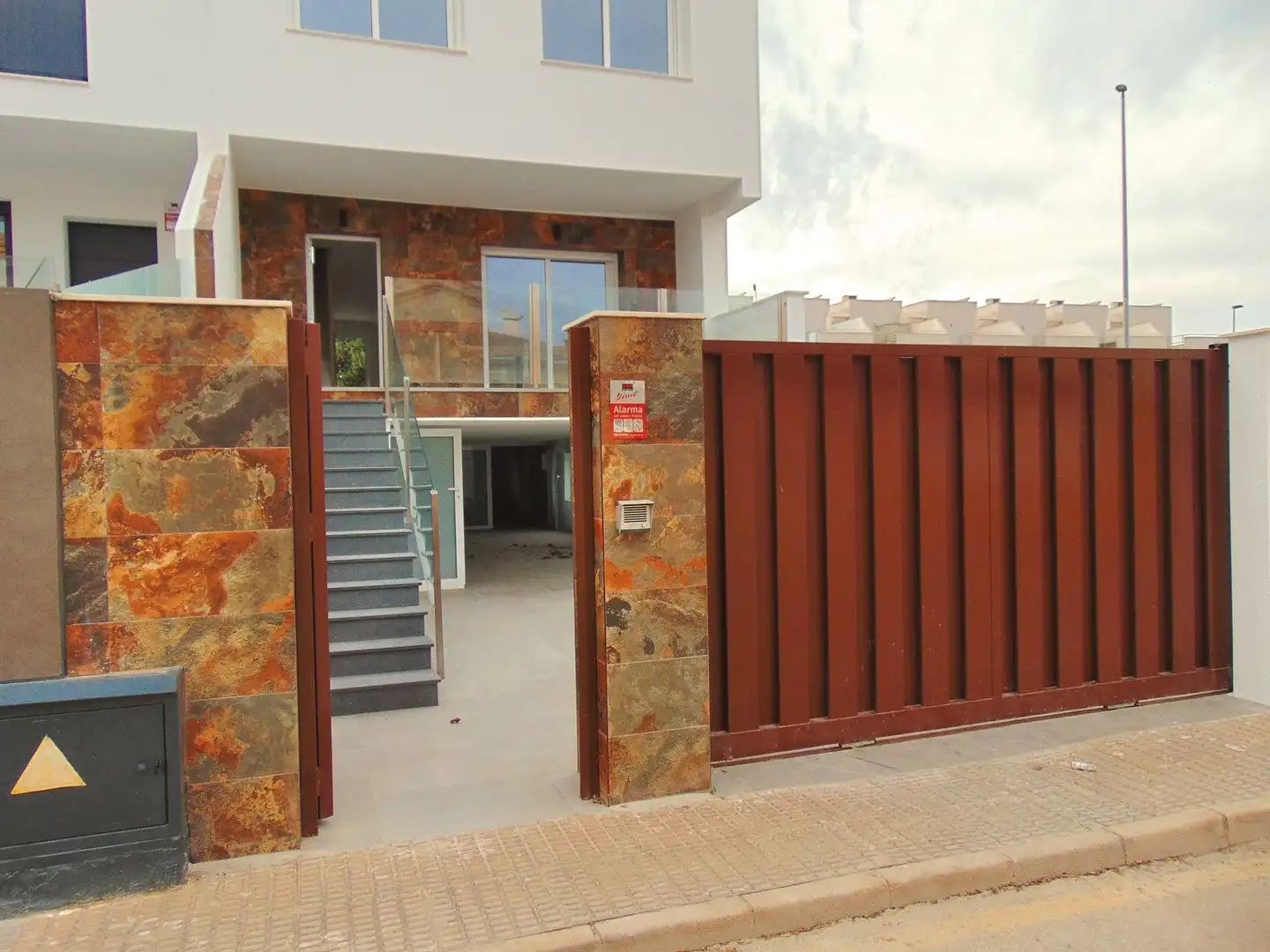 Vista exterior de Casa adosada en venta en San Pedro del Pinatar con Aire acondicionado, Calefacción y Jardín privado