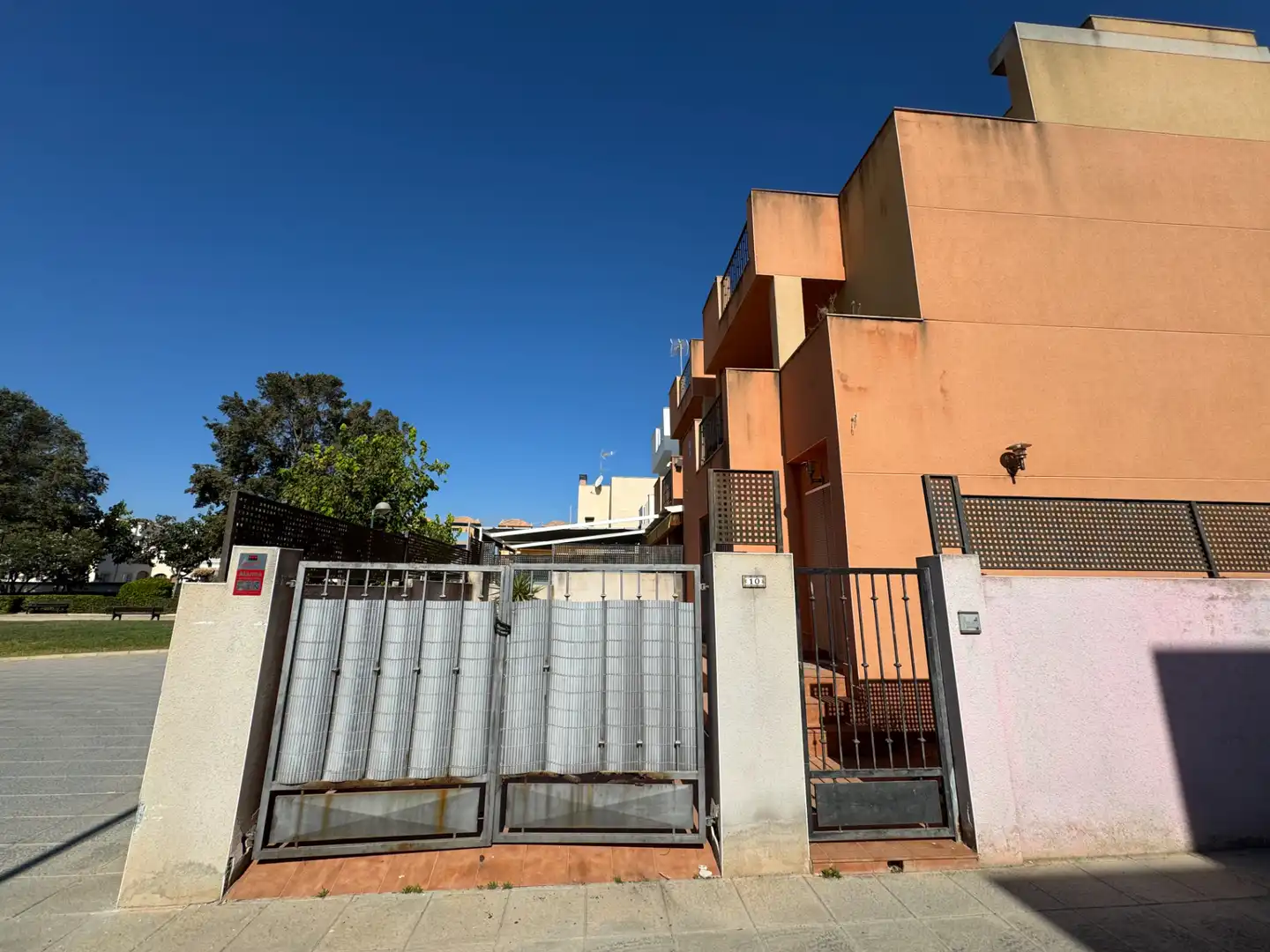 Vista exterior de Casa adosada en venda en Pilar de la Horadada amb Aire condicionat, Jardí privat i Terrassa