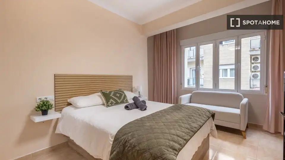 Habitación de Piso de alquiler en Granada con Aire acondicionado, Calefacción y Amueblado