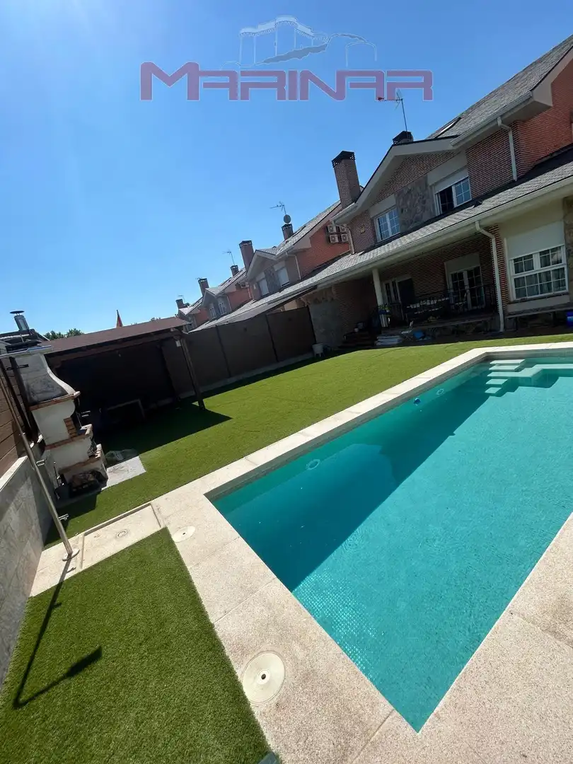 Schwimmbecken von Einfamilien-Reihenhaus zum Verkauf in Illescas mit Klimaanlage, Heizung und Privatgarten