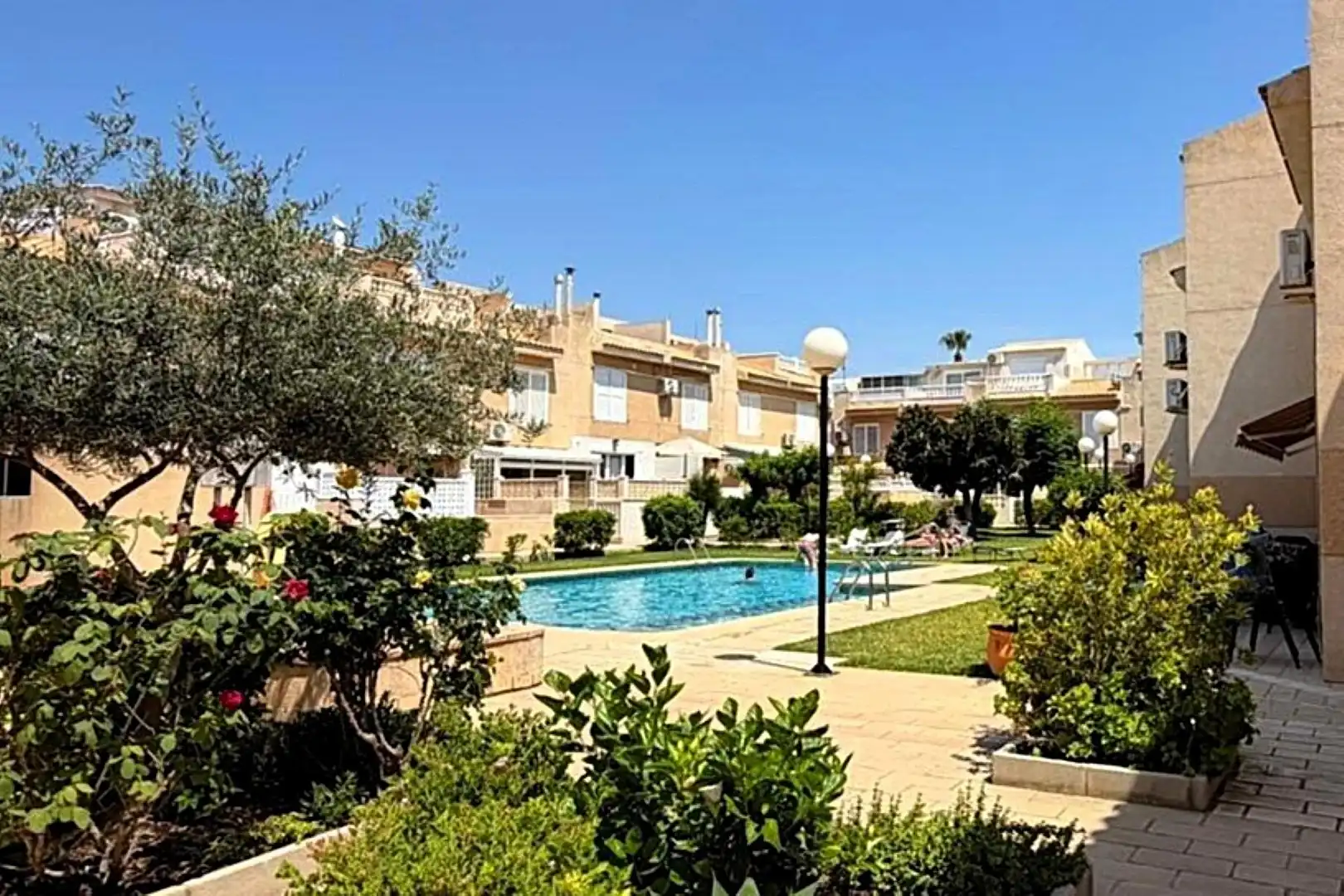 Vista exterior de Casa adosada en venta en Torrevieja con Jardín privado, Terraza y Trastero