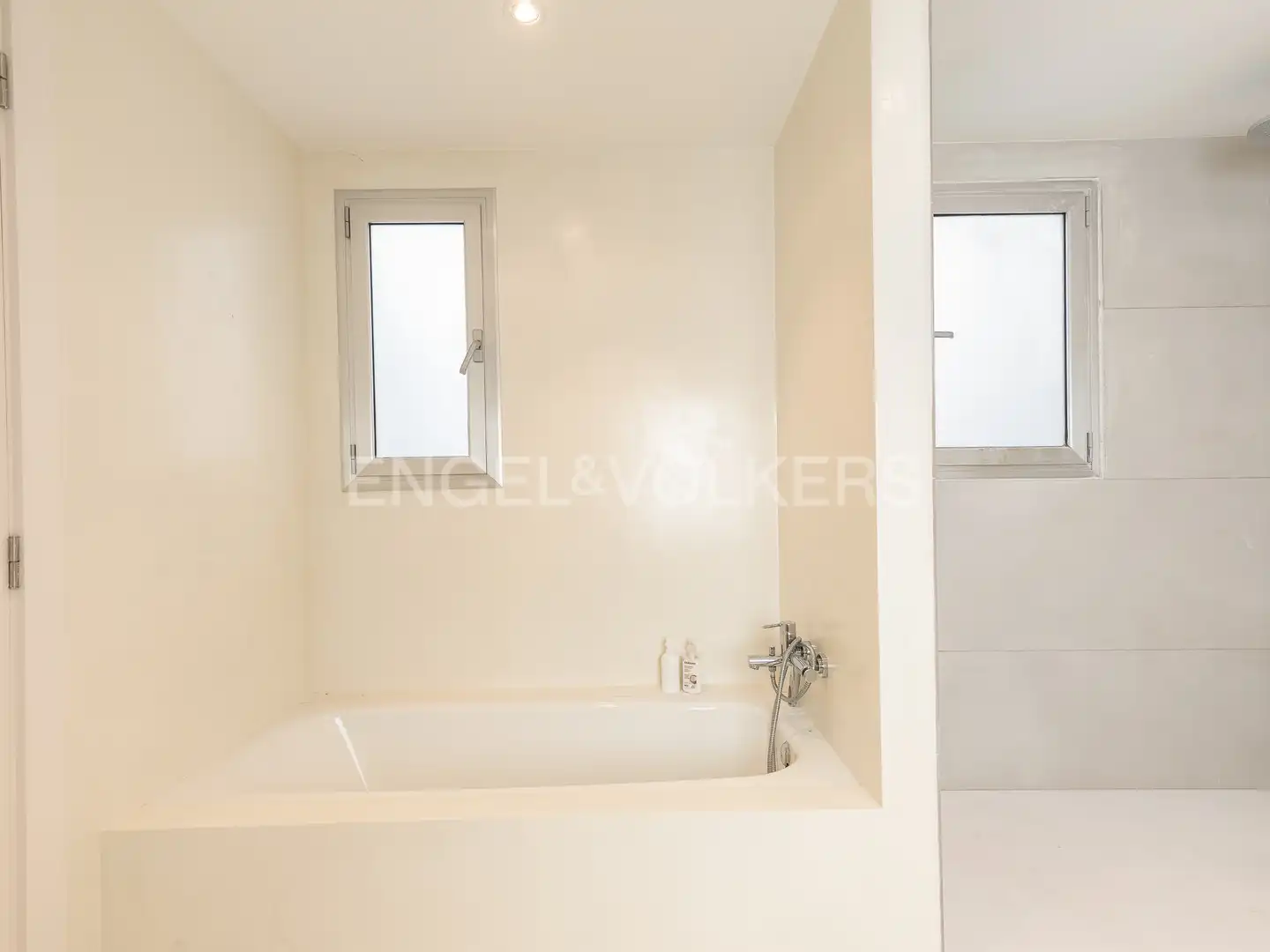 Badezimmer von Dachboden zur Miete in Barcelona mit Klimaanlage, Heizung und Parkett